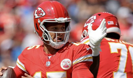 Patrick Mahomes Delivers Behind-the-Back Pass in Preseason Game Against Lions